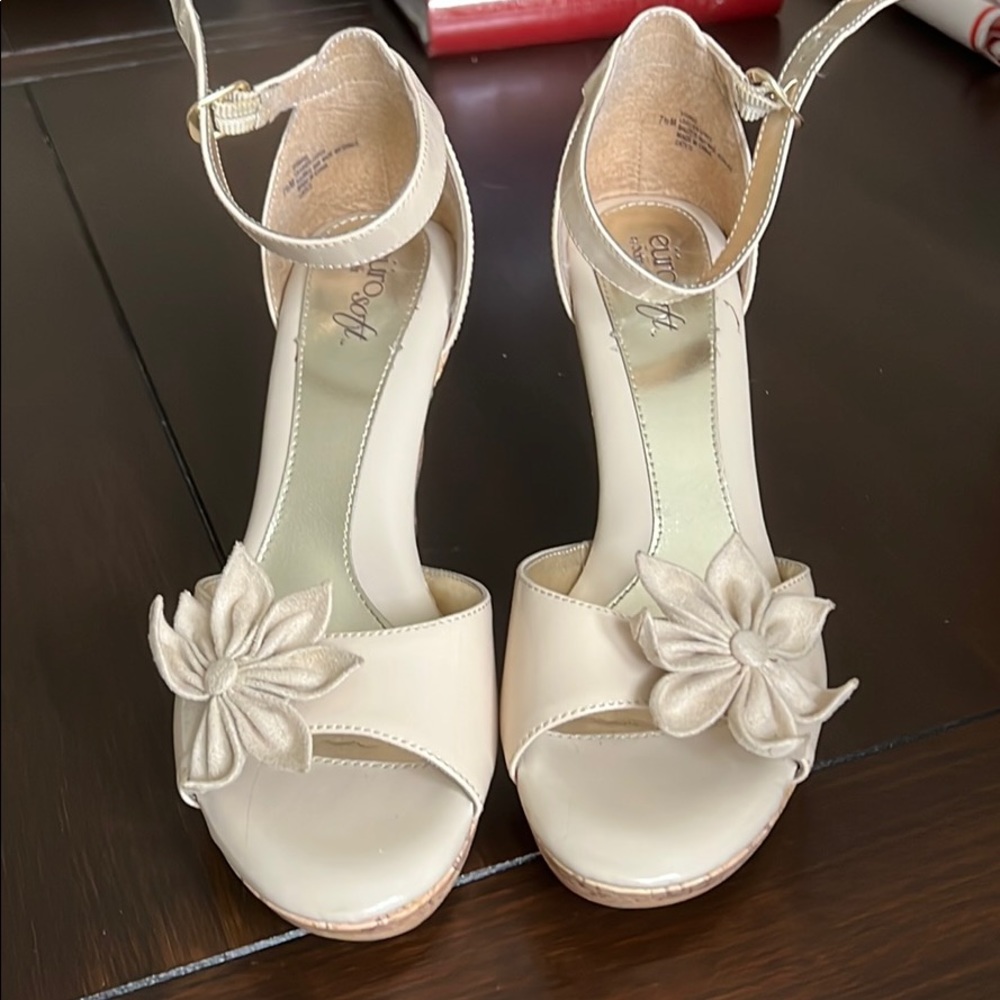 Nude Eurosoft heels